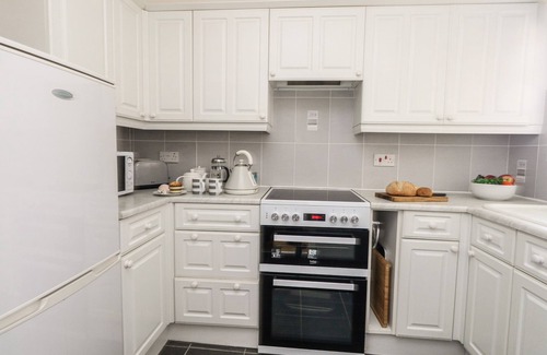 West Bay Cottage | BEACH SIDE, pet friendly, country holiday cottage in West Bay