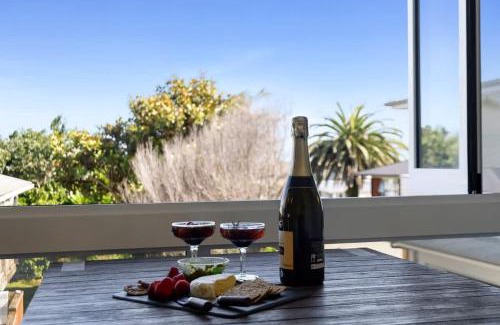 Fitzroy Apartment | Beach Studio - coastal escape near Fitzroy Beach