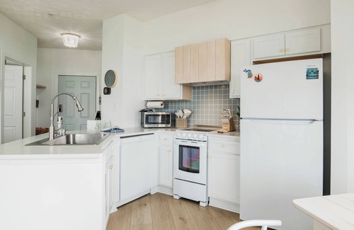 Manistee Condo | Beach Studio- King Bed, Modern Updates