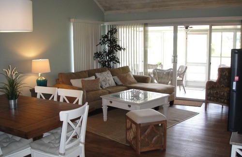 Plymouth Villa | Beach-style decor Golf Villa in Errol Estate with Lake view