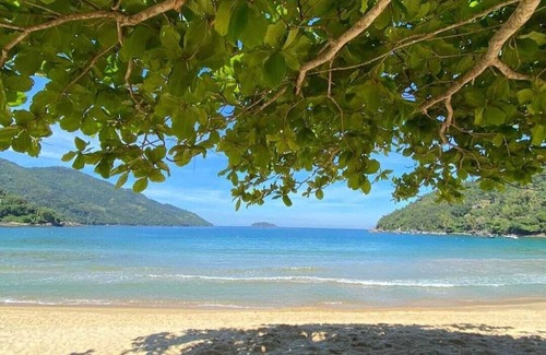 Camorim Apartment | BEACH SUITE ROOM PROVETÁ ILHA GRANDE, JUST A FEW STEPS FROM THE SAND.