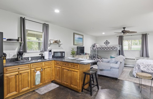Dadeville House | BEACH, SUNSETS, HOT TUB, FIREPIT, BOAT RAMP, FLAT LOT, PARKING, WE HAVE IT ALL