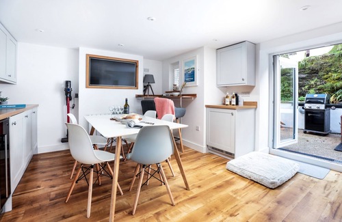 Portreath Cottage | Beach & Surfing Heaven! 100m to sea & shops with parking, log burner & sea views