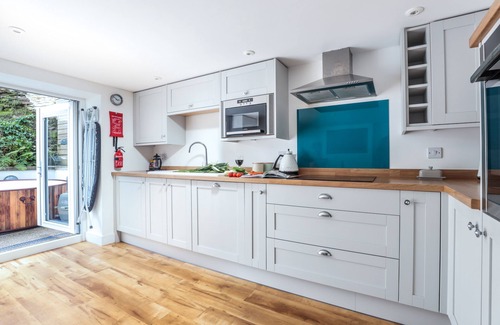 Portreath Cottage | Beach & Surfing Heaven! 100m to sea & shops with parking, log burner & sea views