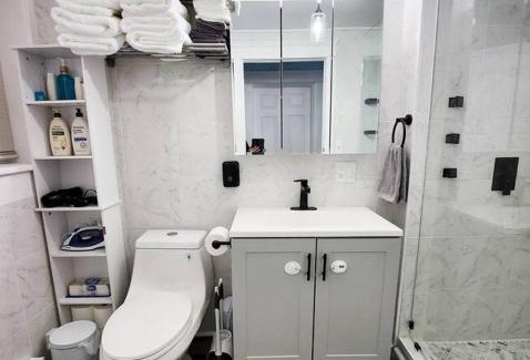 Sandusky Apartment | Beach Theme Mins to Cedar Pt, Sports Force & Ferry, Private Deck, EV, Kids & Pet Friendly