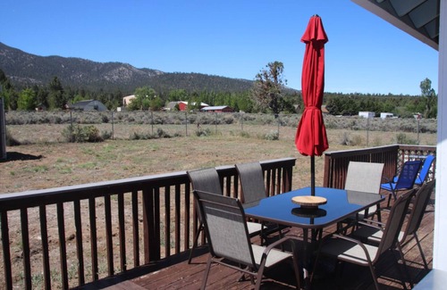 Woodlands Cabin | Beach to Mountains Chalet: Peaceful retreat with mountain views away from crowds