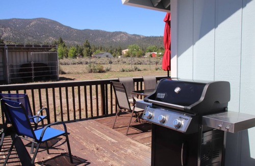 Woodlands Cabin | Beach to Mountains Chalet: Peaceful retreat with mountain views away from crowds