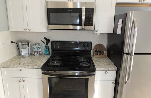 Frankfort Cottage | Beach Town Escape - NEWLY-REMODELED & GORGEOUS! GREAT LOCATION AS WELL!