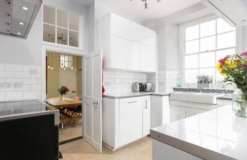 Stepney Green House | Beach Town House - Castle and Sea View + Parkingn