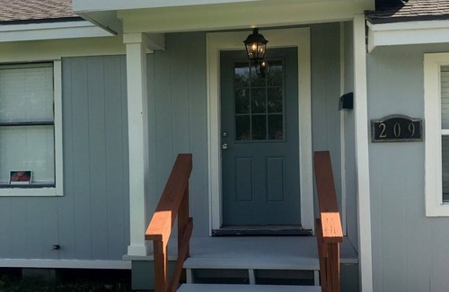 Texas City House | Beach vacation ready or Kemah Boardwalk. A walk to the Bay Street Park or Dike.