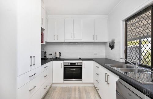Taranganba House | BEACH VIBES IN COOEE BAY with high-speed internet
