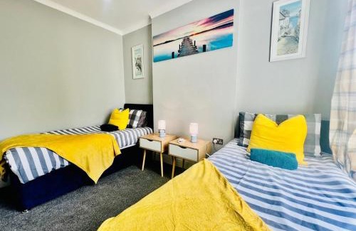 Westcliff-on-Sea Apartment | Beach Vibes in Southend-On-Sea for contractors, workers by Artisan Stays I Weekly or Monthly Stay Offer I Free Parking I Sleeps 5