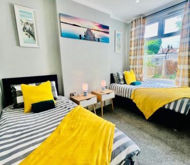 Westcliff-on-Sea Apartment | Beach Vibes in Southend-On-Sea for contractors, workers by Artisan Stays I Weekly or Monthly Stay Offer I Free Parking I Sleeps 5