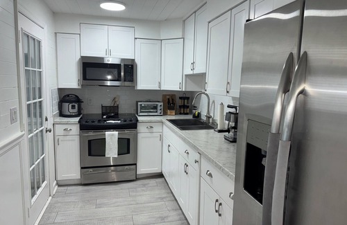 Bayou Oaks Apartment | Beach Vibes + Office Ready Sarasota Gem Dining & Culture Nearby Fire Pit