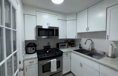 Bayou Oaks Apartment | Beach Vibes + Office Ready Sarasota Gem Dining & Culture Nearby Fire Pit