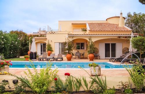 Sesmarias Villa | Beach villa Casa de Amanhã 450 mts to the beach with beautiful garden and heated saltwater pool