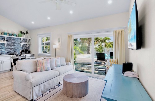 Holmes Beach Villa | Beach Villa! Pool, Porch & 2-Min Walk to Gulf!