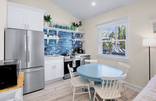 Holmes Beach Villa | Beach Villa! Pool, Porch & 2-Min Walk to Gulf!