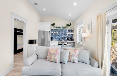 Holmes Beach Villa | Beach Villa! Pool, Porch & 2-Min Walk to Gulf!