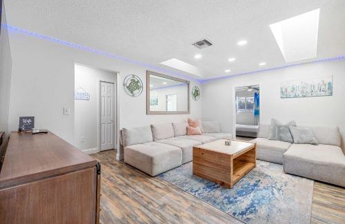 Pinellas Park House | Beach Villa Private pool fire pit 6mi to beach