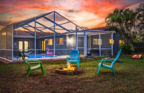 Pinellas Park House | Beach Villa Private pool fire pit 6mi to beach