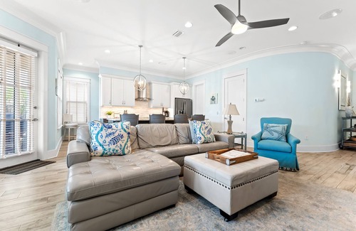 Villa Lago House | Beach Villa w/TWO GOLF CARTS! Balcony w/Golf Course View, Pool, Near Wharf.