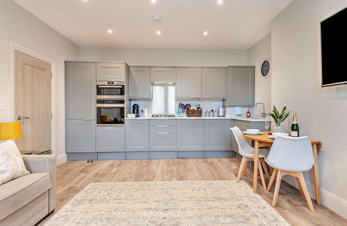 Southbourne House | Beach Walk Stylish Southbourne 2-Bed Apartment near to Beach