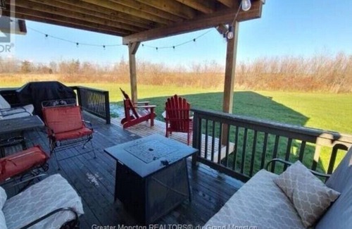 Cap-Pele House | Beach Wood Chalet in Cap-Pelé, NBn