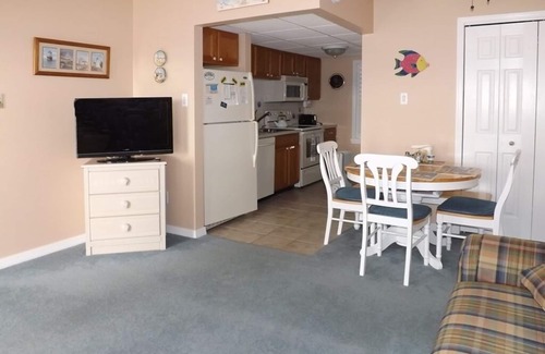 Avalon Condo | Beachblock condo with pool and only steps from the beach