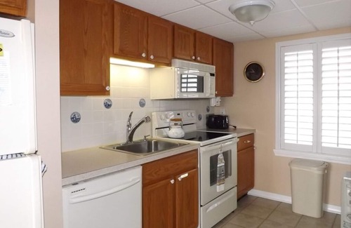 Avalon Condo | Beachblock condo with pool and only steps from the beach