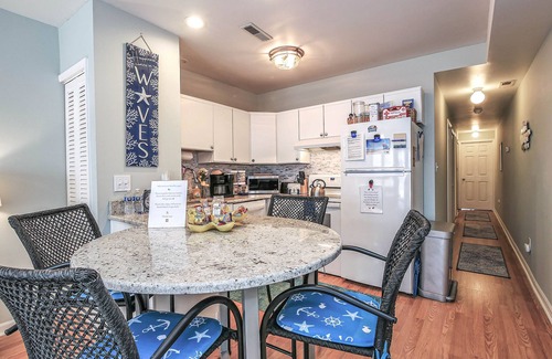 Gold Coast Condo | BeachBlockSeaEscape🌅See Beach Block Paradise VRBO# 2963230 for Reviews~Same Host