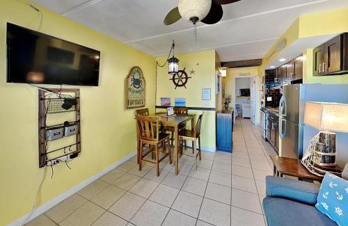 Crescent Beach Apartment | Beachers Lodge 307