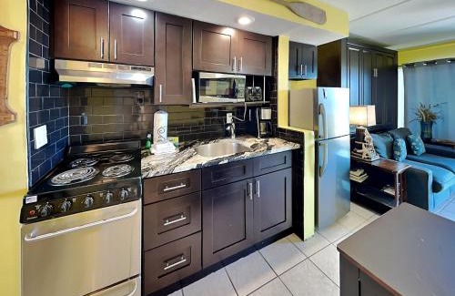 Crescent Beach Apartment | Beachers Lodge 307