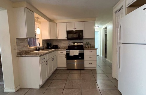 Holiday House | beaches house near by Sponge Docks in 8 minutes
