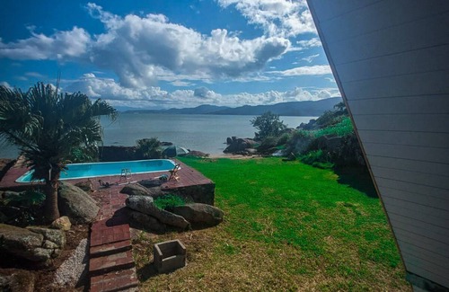Governador Celso Ramos Ski Chalet | Beachfront Cottage
