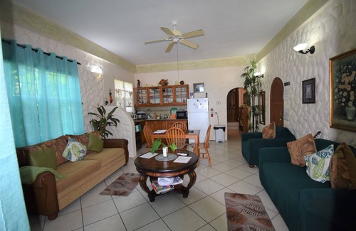 Black Rock House | Beachfront 1 Bedroom Apartment on Courland Bay with Salt Water Pool.