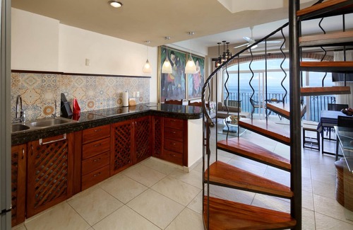 South Shore Hotel Area Condo | Beachfront 2 Bedroom Flat with Panoramic Ocean Views