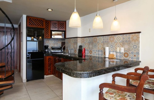 South Shore Hotel Area Condo | Beachfront 2 Bedroom Flat with Panoramic Ocean Views
