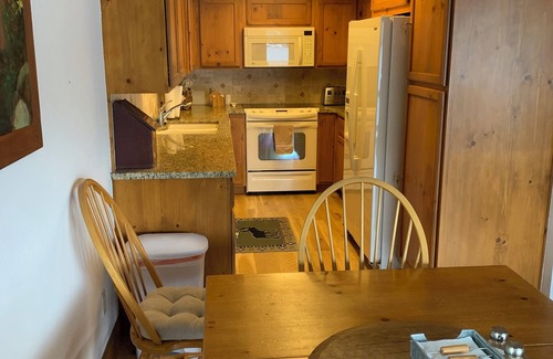 Truckee Condo | Beachfront 2-bedroom condo in Truckee, just by Donner Lake