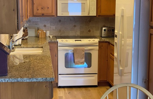 Truckee Condo | Beachfront 2-bedroom condo in Truckee, just by Donner Lake