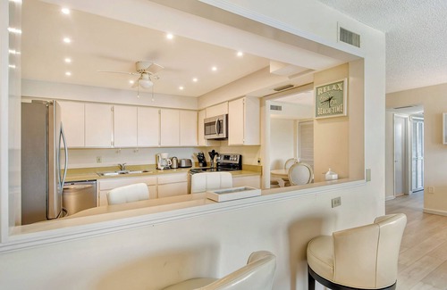 Saint Armands Key Condo | Beachfront 2 beds/2 baths w/Balcony LIDO BEACH TOWERS