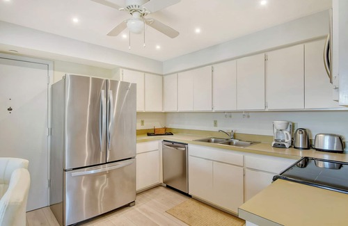 Saint Armands Key Condo | Beachfront 2 beds/2 baths w/Balcony LIDO BEACH TOWERS
