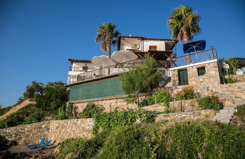 Aristotelis Apartment | Beachfront 2 Bedroom Apartment - Villa Chara