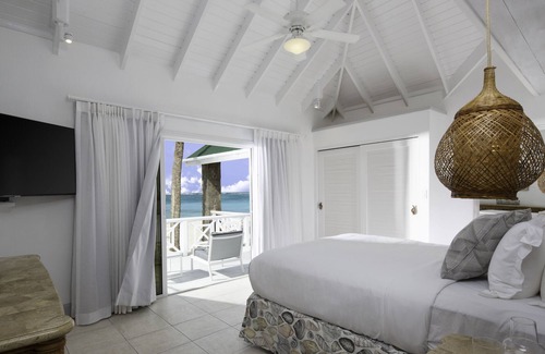 Palm Island Villa | Beachfront 3-bedroom Villa on Palm Island