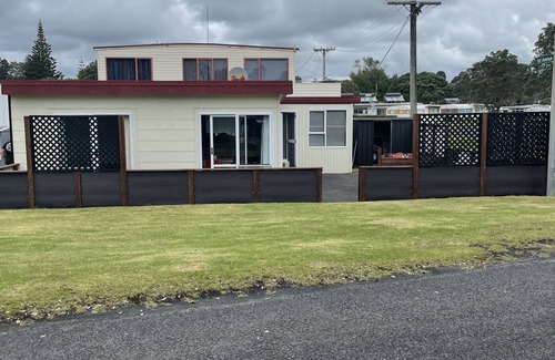 Urenui House | Beachfront 3 Bedroom Bach
