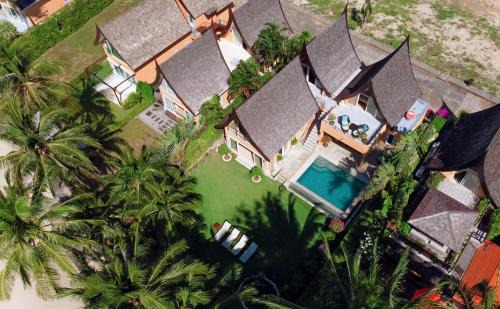 Klong Son Villa | Beachfront 5-bedroom Villa - by KohChangVillas