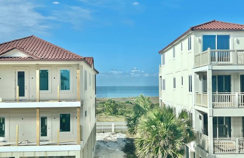 East End House | Beachfront 6-bedroom pet friendly home