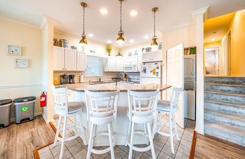 South End House | Beachfront 8BR Home in Ocean -Family and Pet-Friendly w/Deck