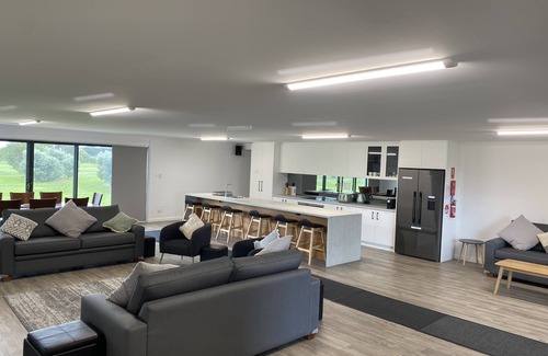 Eight Mile Creek House | Beachfront access - room for boats