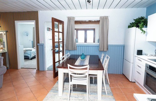 Quinns Rocks Apartment | Beachfront apartment with pool, 2 minutes walk to Indian Ocean. Sleeps 7.